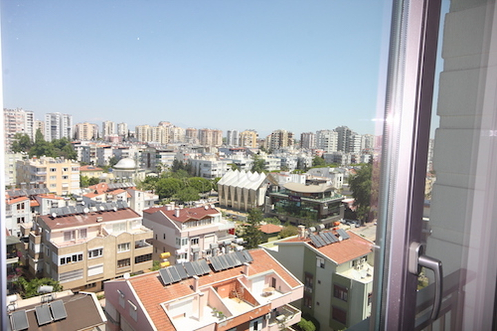 شقة فاخرة بإطلالة بانورامية على البحر في منطقة لارا – أنطاليا