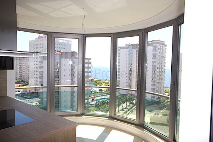 شقة فاخرة بإطلالة بانورامية على البحر في منطقة لارا – أنطاليا