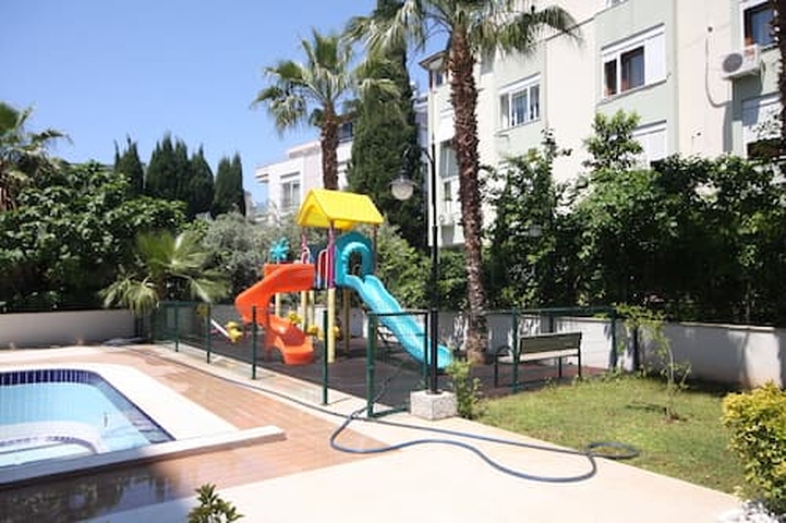 شقة فاخرة بإطلالة بانورامية على البحر في منطقة لارا – أنطاليا