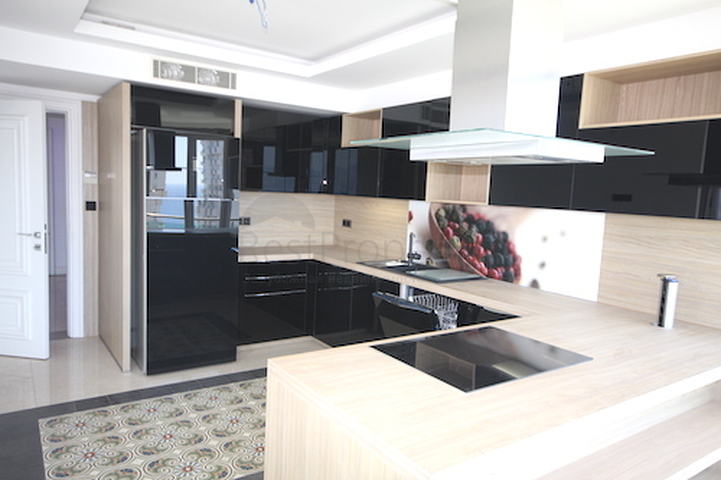 شقة فاخرة بإطلالة بانورامية على البحر في منطقة لارا – أنطاليا