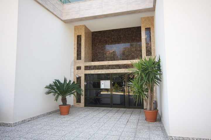 شقة فاخرة بإطلالة بانورامية على البحر في منطقة لارا – أنطاليا