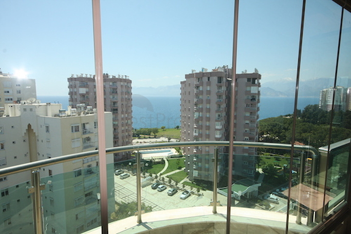 شقة فاخرة بإطلالة بانورامية على البحر في منطقة لارا – أنطاليا