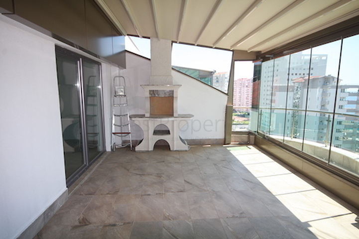 شقة فاخرة بإطلالة بانورامية على البحر في منطقة لارا – أنطاليا