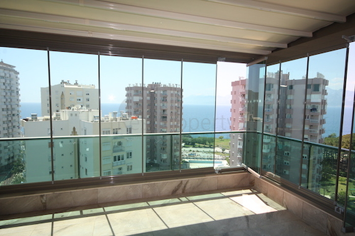 شقة فاخرة بإطلالة بانورامية على البحر في منطقة لارا – أنطاليا