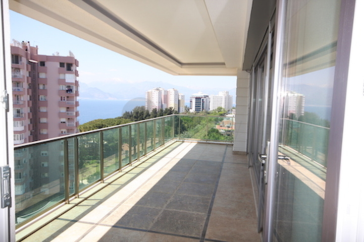 شقة فاخرة بإطلالة بانورامية على البحر في منطقة لارا – أنطاليا