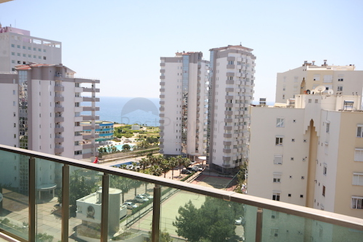 شقة فاخرة بإطلالة بانورامية على البحر في منطقة لارا – أنطاليا