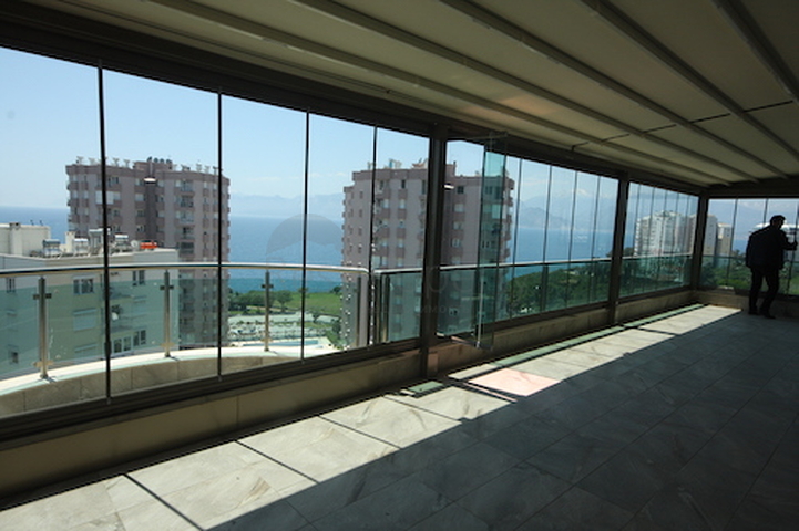 شقة فاخرة بإطلالة بانورامية على البحر في منطقة لارا – أنطاليا