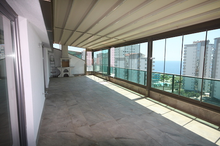 شقة فاخرة بإطلالة بانورامية على البحر في منطقة لارا – أنطاليا