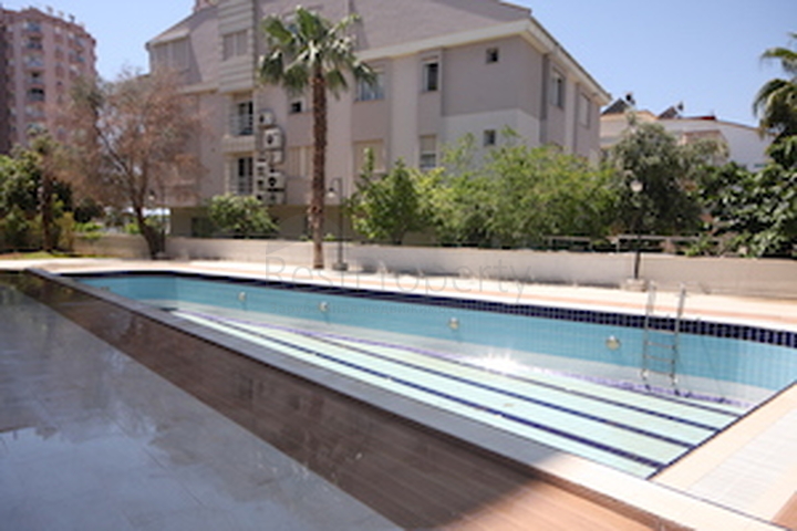 شقة فاخرة بإطلالة بانورامية على البحر في منطقة لارا – أنطاليا