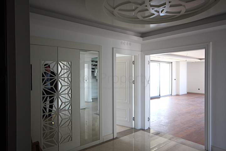 شقة فاخرة بإطلالة بانورامية على البحر في منطقة لارا – أنطاليا