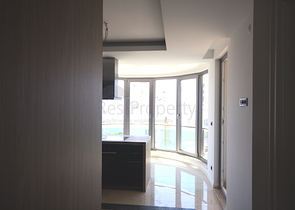 شقة فاخرة بإطلالة بانورامية على البحر في منطقة لارا – أنطاليا