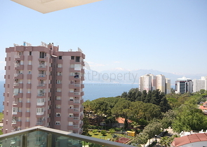 شقة فاخرة بإطلالة بانورامية على البحر في منطقة لارا – أنطاليا