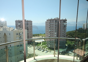 شقة فاخرة بإطلالة بانورامية على البحر في منطقة لارا – أنطاليا