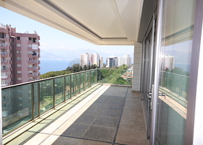 شقة فاخرة بإطلالة بانورامية على البحر في منطقة لارا – أنطاليا