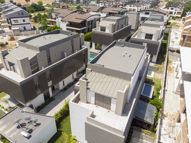 مجمع فلل حديثة قيد الإنشاء في منطقة كونيالتي – أنطاليا