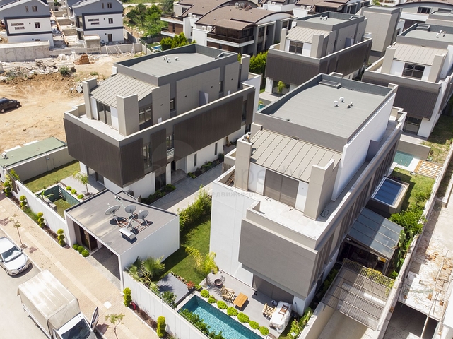 مجمع فلل حديثة قيد الإنشاء في منطقة كونيالتي – أنطاليا