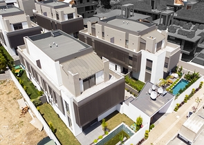 مجمع فلل حديثة قيد الإنشاء في منطقة كونيالتي – أنطاليا