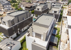 مجمع فلل حديثة قيد الإنشاء في منطقة كونيالتي – أنطاليا