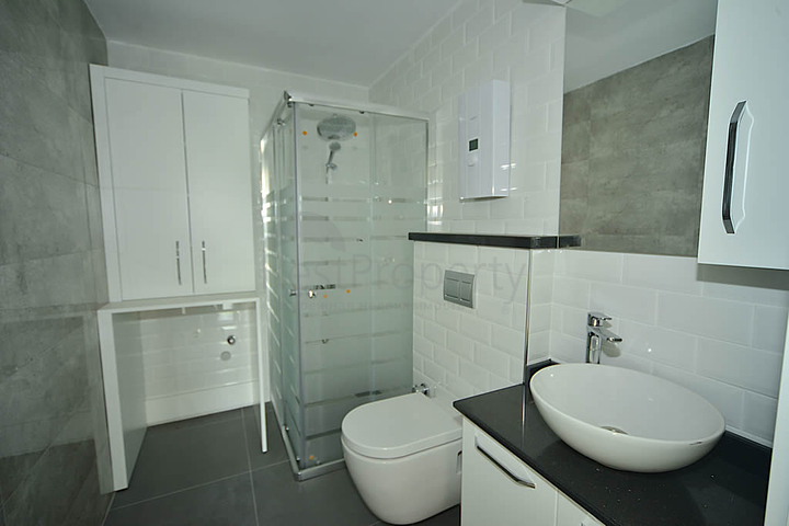 مشروع إستثماري حديث في وسط المدينة السياحية الأنيا