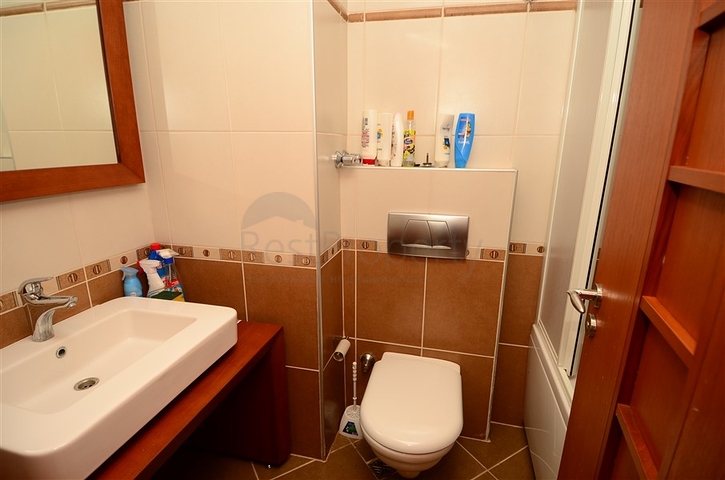 شقة رائعة ضمن أحد المجمعات المميزة على الخط الأول من البحر في مركز ألانيا