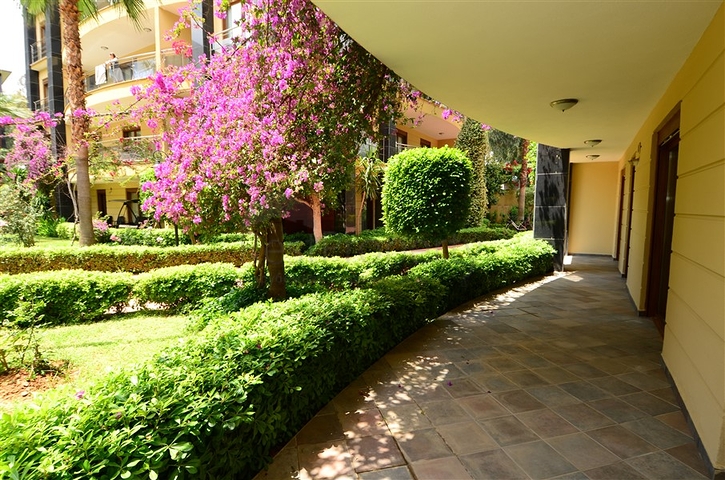 شقة رائعة ضمن أحد المجمعات المميزة على الخط الأول من البحر في مركز ألانيا