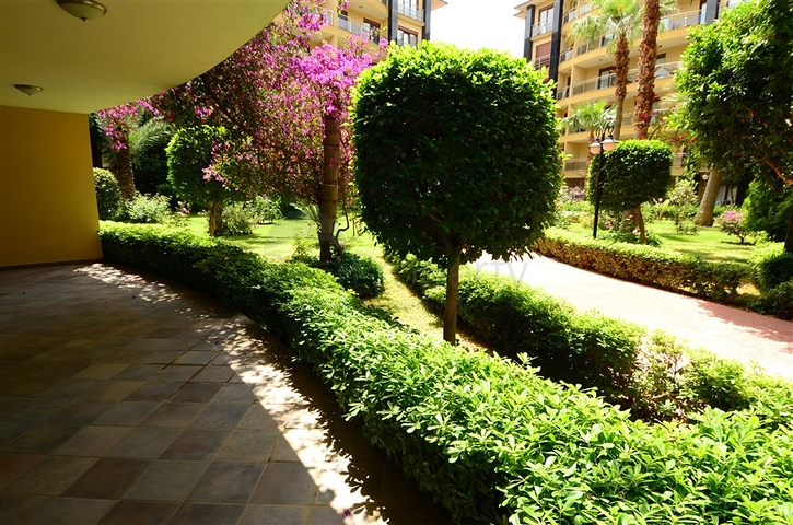 شقة رائعة ضمن أحد المجمعات المميزة على الخط الأول من البحر في مركز ألانيا