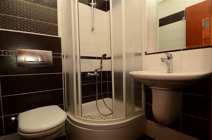 شقة رائعة ضمن أحد المجمعات المميزة على الخط الأول من البحر في مركز ألانيا