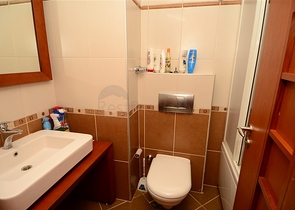 شقة رائعة ضمن أحد المجمعات المميزة على الخط الأول من البحر في مركز ألانيا