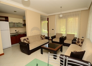 شقة رائعة ضمن أحد المجمعات المميزة على الخط الأول من البحر في مركز ألانيا