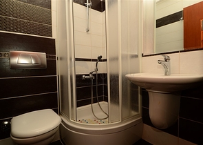 شقة رائعة ضمن أحد المجمعات المميزة على الخط الأول من البحر في مركز ألانيا