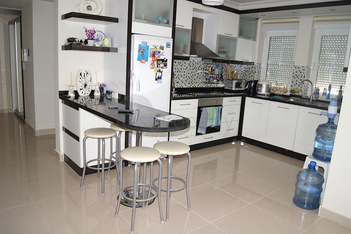 شقة بينتهاوس مفروشة مميزة في منطقة كونيالتي – أنطاليا.