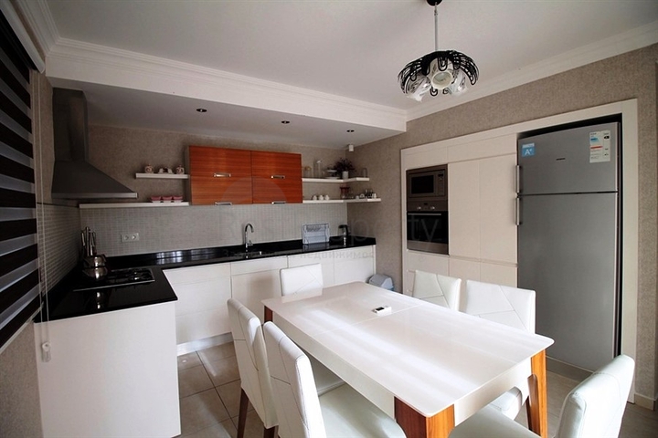 فيلا مفروشة بطابقين على الطراز التركي الكلاسيكي في منطقة سيدي.