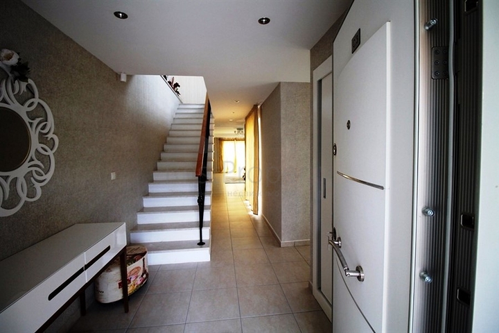 فيلا مفروشة بطابقين على الطراز التركي الكلاسيكي في منطقة سيدي.