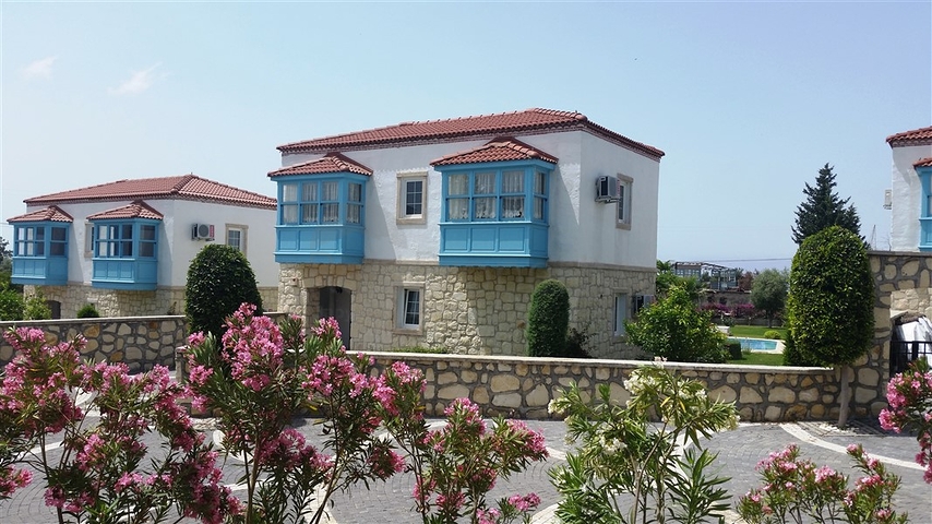 فيلا مفروشة بطابقين على الطراز التركي الكلاسيكي في منطقة سيدي.