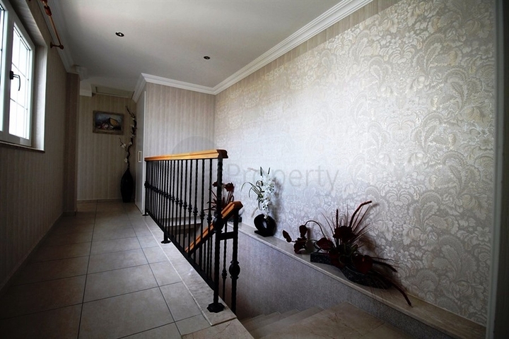 فيلا مفروشة بطابقين على الطراز التركي الكلاسيكي في منطقة سيدي.