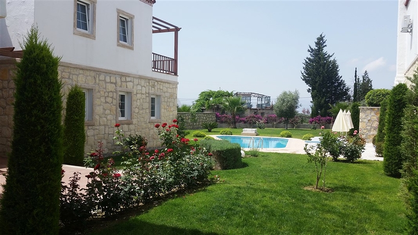 فيلا مفروشة بطابقين على الطراز التركي الكلاسيكي في منطقة سيدي.