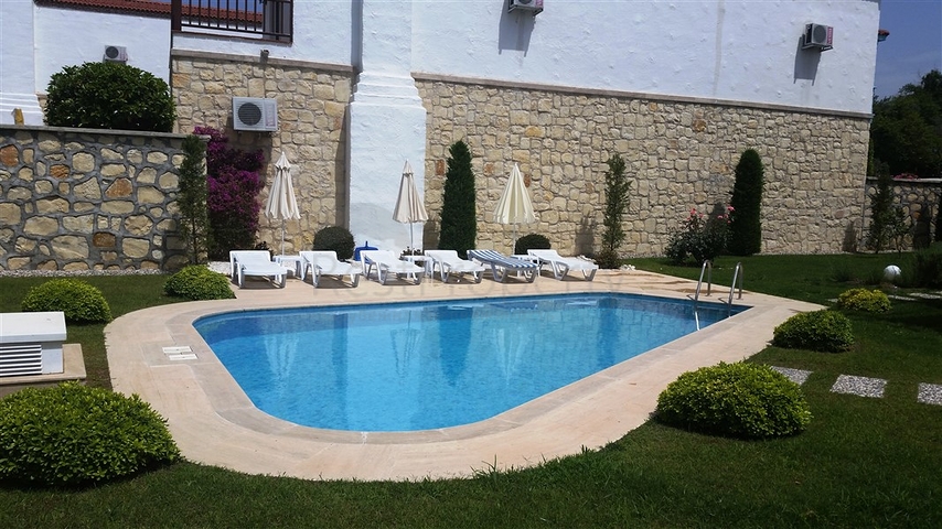 فيلا مفروشة بطابقين على الطراز التركي الكلاسيكي في منطقة سيدي.