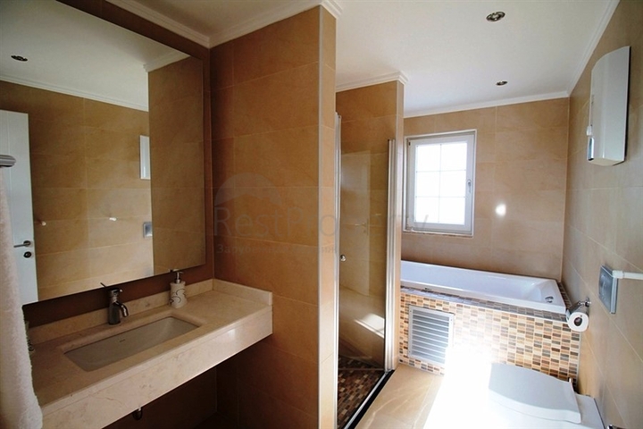 فيلا مفروشة بطابقين على الطراز التركي الكلاسيكي في منطقة سيدي.