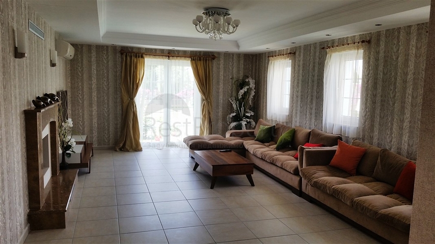 فيلا مفروشة بطابقين على الطراز التركي الكلاسيكي في منطقة سيدي.