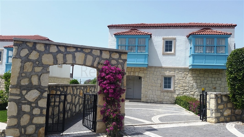 فيلا مفروشة بطابقين على الطراز التركي الكلاسيكي في منطقة سيدي.