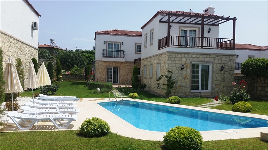 فيلا مفروشة بطابقين على الطراز التركي الكلاسيكي في منطقة سيدي.