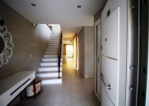 فيلا مفروشة بطابقين على الطراز التركي الكلاسيكي في منطقة سيدي.