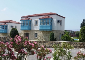 فيلا مفروشة بطابقين على الطراز التركي الكلاسيكي في منطقة سيدي.