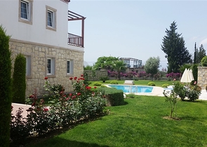 فيلا مفروشة بطابقين على الطراز التركي الكلاسيكي في منطقة سيدي.