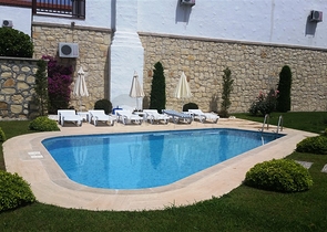 فيلا مفروشة بطابقين على الطراز التركي الكلاسيكي في منطقة سيدي.