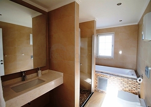 فيلا مفروشة بطابقين على الطراز التركي الكلاسيكي في منطقة سيدي.