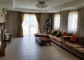 فيلا مفروشة بطابقين على الطراز التركي الكلاسيكي في منطقة سيدي.