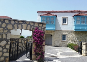 فيلا مفروشة بطابقين على الطراز التركي الكلاسيكي في منطقة سيدي.