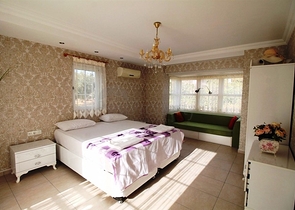 فيلا مفروشة بطابقين على الطراز التركي الكلاسيكي في منطقة سيدي.