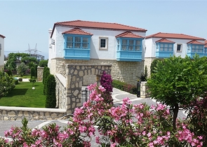 فيلا مفروشة بطابقين على الطراز التركي الكلاسيكي في منطقة سيدي.